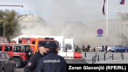 Oficerë dhe zjarrfikëse pranë një kampi tendash të mbështetësve të Qeverisë para Kuvendit serb.