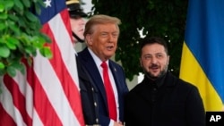 Donald Trump üdvözli Volodimir Zelenszkijt a Fehér Házban, 2025. augusztus 18-án Washingtonban.