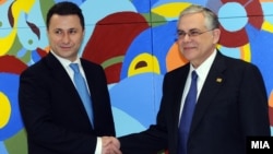 Премиерот Никола Груевски се сретна со неговиот грчки колега Лукас Пападимос на маргините на Самитот на ЕУ во Брисел на 1 март годинава.