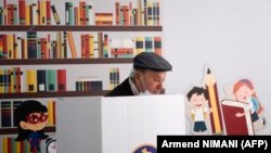 Një qytetar duke votuar në një qendër votimi në Prishtinë. 17 tetor 2021. 