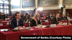 Maja Popvić, ministarka pravosuđa u Vladi Srbije, i Ivica Dačić, predsednik Skupštine Srbije, tokom sednice Venecijanske komisije 15. oktobra 2021. 