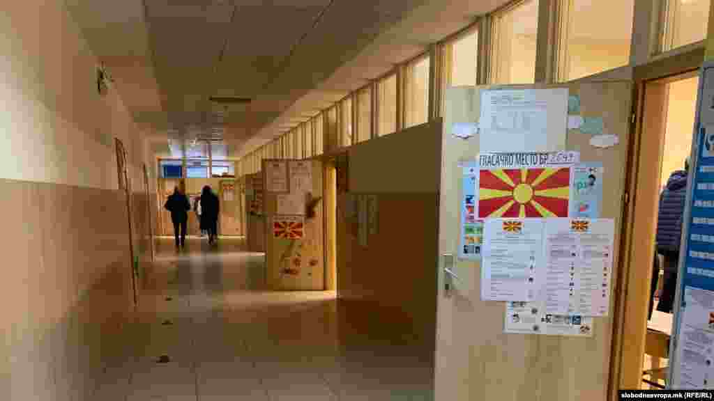 Za 1.347 odbornika u lokalnoj samoupravi kandidovao se 10.831 kandidat. Više od 1,8 miliona građana (1.824.864 ljudi) ima pravo glasa.