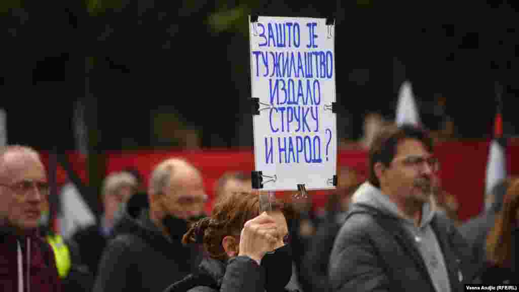 Organizatori protesta &ldquo;Protiv državnog kriminala&rdquo; naveli su i da postoje &ldquo;veze predsednika države Aleksandra Vučića sa ubicama iz Belivukovog klana&rdquo;.