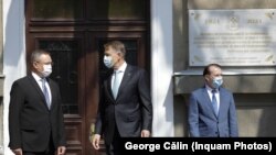 Nicolae Ciucă, Klaus Iohannis și, izolat, în spate, Florin Cîțu