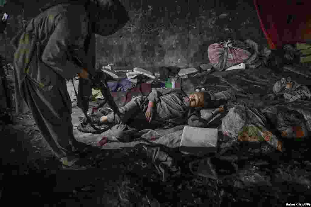 Egy tálib fegyveres és több száz kábítószerfüggő egy kabuli híd alatt