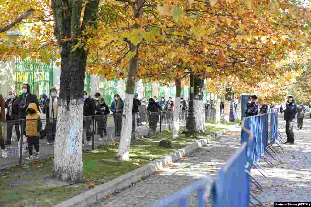 După închinarea la moaște, pelerinii care se îndreaptă spre strada 11 iunie vor primi de la voluntarii prezenţi agheasmă îmbuteliată în sticle sigilate.