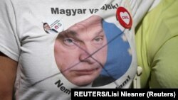 Tüntető a Parlamentnél, ahol a választás utáni nyitó ülést tartják 2018. május 8-án