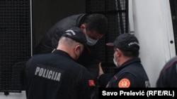 Privođenje bivšeg šefa Agencije za nacionalnu bezbjednost Dejana Peruničića u Podgorici 21. oktobra 2021. Peruničić je nakon saslušanja pušten da se brani sa slobode