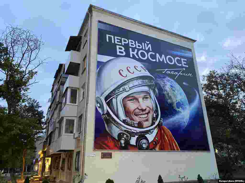 Un afiș imens cu primul cosmonaut, Iuri Gagarin, pe o clădire din Tiraspol.