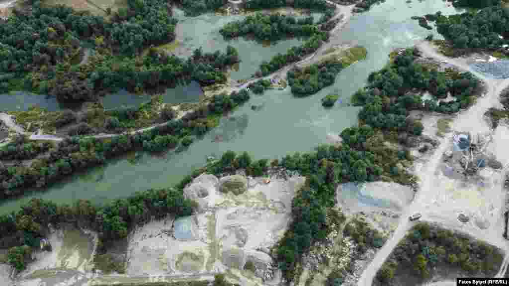 Ndërtuesit ilegalë, që marrin zhavorrin dhe rërën e lumit për të ndërtuar shtëpi, kanë dëmtuar shtratin e Drinit të Bardhë, lumë që gjendet në pjesën jugore të Kosovës.&nbsp; &nbsp;