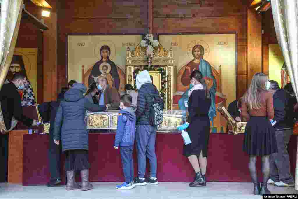 Pachetele alimentare (aproximativ 20.000) vor fi oferite de voluntari în condiţii de maximă igienă: biscuiţi/eugenii, apă plată în sticle sigilate, toate produsele distribuite fiind însoţite de certificat de conformitate.