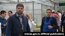 Vlasnik Jovanjice Predrag Koluvija sa Aleksandrom Vulinom, tadašnjim ministrom za rad u Vladi Srbije, 20. juna 2015. u plastenicima Jovanjice