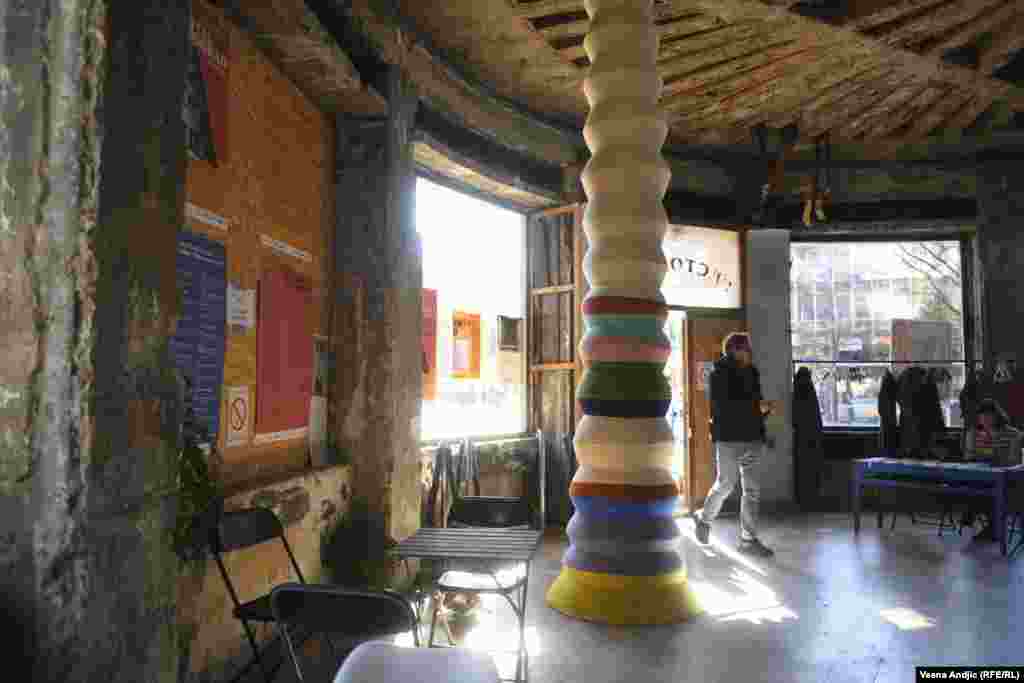 Nekada popularno mesto za prenoćište, koje je u međuvremenu zatvoreno, ovih dana je ponovo zaživelo. Hotel &quot;Beograd&quot; nakratko je postao galerija u kojoj su radove izložili brojni domaći i inostrani umetnici i umetnice.&nbsp;&nbsp;