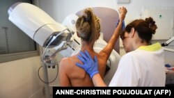 A kép illusztráció, egy franciaországi rákközpontban készült 2017. október 9-én