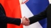 Rukovanje predsednika Srbije Aleksandra Vučiča s predsednikom Kine Si Đinpingom, Peking, 16. maj 2017.