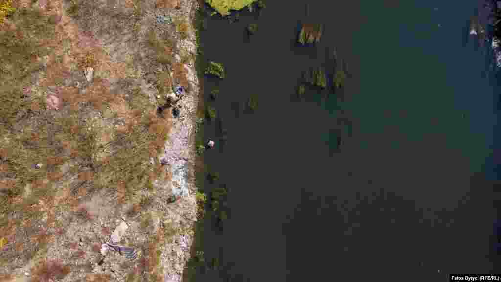 Dy peshkatarë peshkojnë në lumin e ndotur të Sitnicës, që gjendet në afërsi të Mitrovicës.&nbsp; &nbsp;