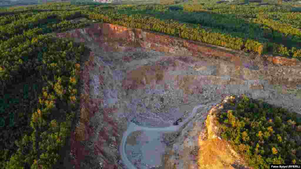 Gurthyes ka edhe në afërsi të Ferizajt, ku punëtorët marrin materialet për ndërtimin e rrugëve.&nbsp; &nbsp;