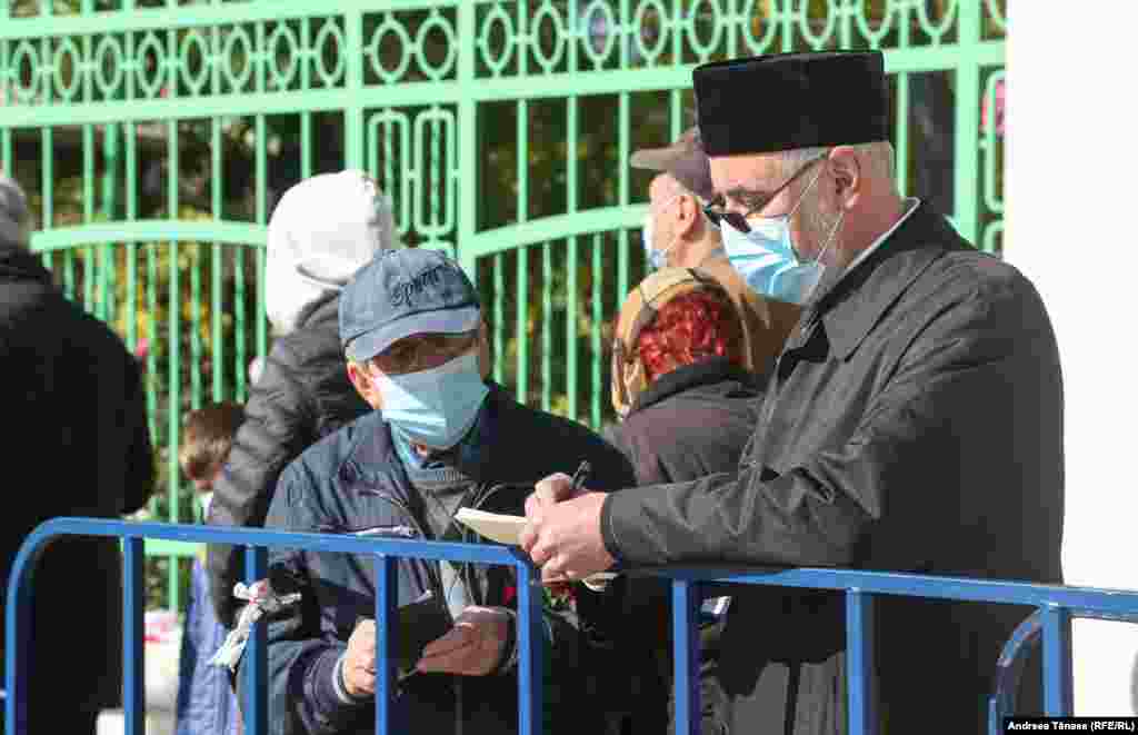 Pe traseul unic de acces vor fi trasate marcaje clare de staţionare pentru facilitarea păstrării acestei necesare distanţe.