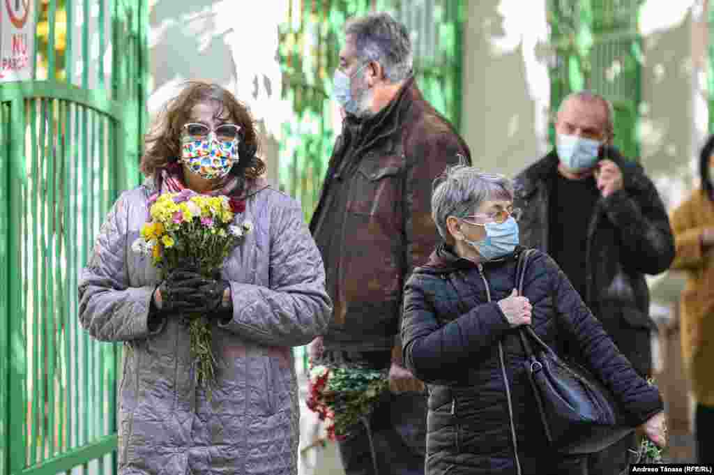 Pe marginea traseului unic de acces vor fi amplasate anunţuri cu privire la păstrarea distanţei şi respectarea strictă a normelor igienico-sanitare; se va crea un flux unic de circulaţie a pelerinilor, cu intrare de la baza Dealului Patriarhiei şi cu ieşire separată, pe strada Patriarhiei spre strada 11 iunie.