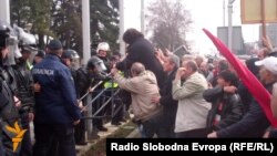 Судири меѓу полицијата и стечајните работници на протестот пред владата во Скопје. 18 февруари 2014