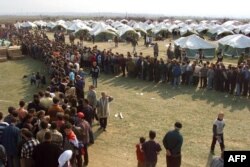 Refugjatët nga Kosova në Bllacë, pranë Maqedonisë së sotme të Veriut. Prill, 1999.