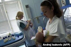 Nővérek csecsemőket táplálnak egy belgrádi kórházban. A szomszédos Montenegróban még sokaknak fontos a fiúgyermek – mert a hagyományokhoz ragaszkodó családokban ő örökli a vagyont (viszont ő gondozza az idős szülőket is)