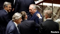 Premierul François Bayrou înconjurat de suporterii săi la dezbaterea din Adunarea Națională înaintea votului de neîncredere, pe 8 septembrie