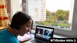 A nyíregyházi Arany János gimnázium angoltanára online órát tart diákjainak nyíregyházi otthonában 2020. november 11-én