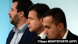 Premijer Italije Giuseppe Conte (u sredini) sa svojim dopremijerima Matteom Salvinijem (lijevo) i Luigijem Di Maijem (desno)