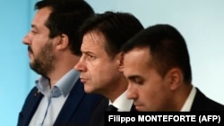 Zamenik premijera Mateo Salvini, premijer Đuzepe Konte i zamenik premijera Luiđi di Majo, oktobar 2018.