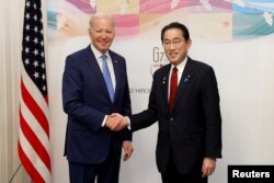 Predsjednik SAD-a Joe Biden i Fumio Kishida, japanski premijer, rukuju se prije bilateralnog sastanka uoči samita čelnika Grupe sedam (G-7) u Hirošimi, Japan, u četvrtak, 18. maja 2023.