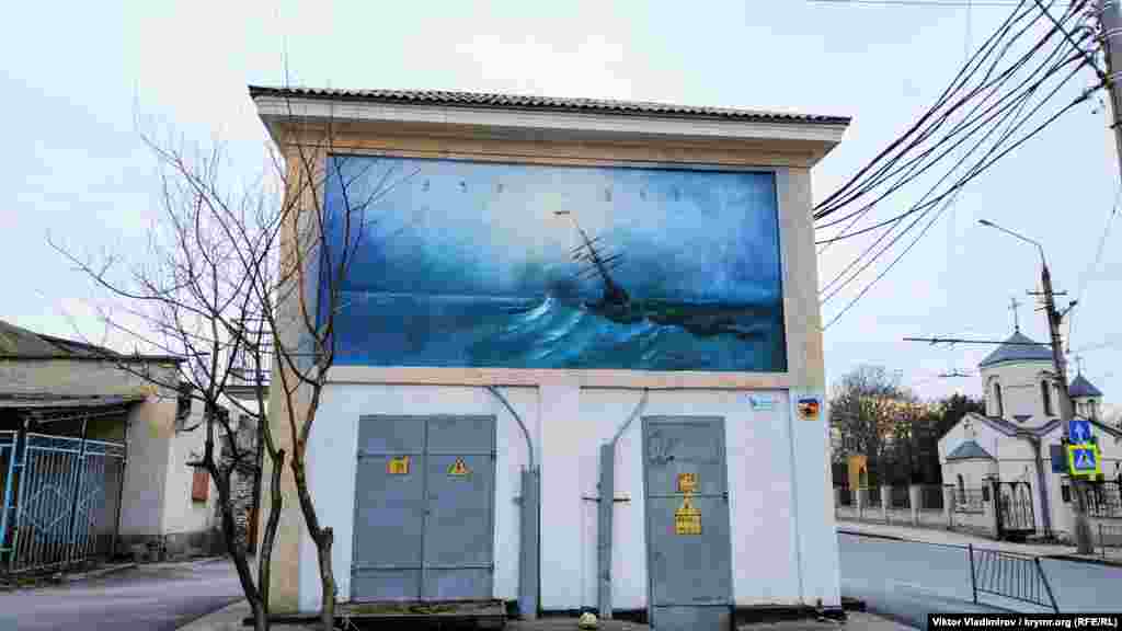 Мурал с изображением морского шторма на здании трансформаторной подстанции по улице Козлова в Симферополе. Как сейчас выглядит улица с 200-летней истории &ndash; смотрите в фотогалерее