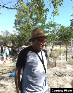 Octav Bjoza, președintele AFDPR, pe locul săpăturilor de la Periprava. Octav Bjoza este unul dintre deținuții politici care au trecut prin acest lagăr