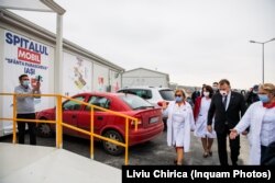 Spitalul din Lețcani a fost încredințat în 2020 Spitalului de Boli Infecțioase din Iași, pe vremea când acesta era condus de doctorița Carmen Dorobăț (stânga), condamnată ulterior pentru luare de mită.