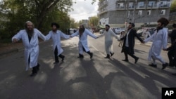 Din 2022, Moldova a devenit un punct vital pentru evreii hasidici, care sunt în căutarea unei alternative mai ieftine și rapide spre Uman, Ucraina.