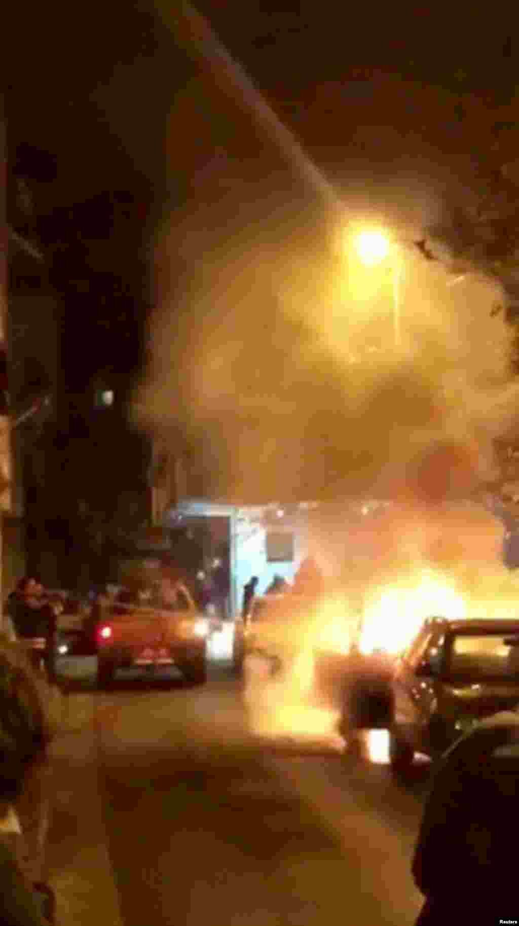 Një veturë përfshihet nga zjarri.