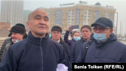 Гражданский активист Макс Бокаев (второй слева) на площади Исатая и Махамбета с прибывшими поддержать его сторонниками после его освобождения из тюрьмы. Атырау, 4 февраля 2021 года.