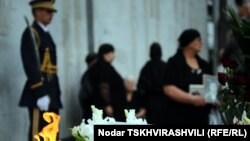 В центре Тбилиси около Мемориала погибшим в грузино-абхазской войне на площади Героев собрались беженцы и участники боевых действий