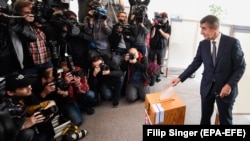 Andrej Babis duke votuar në një vendvotim në Pragë