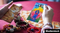 Numărul rușilor înscriși la cursuri online de „tehnici mistice”, cum ar fi cărțile de tarot, a fost de 20 de ori mai mare în martie 2023 decât cu un an înainte (foto arhivă)
