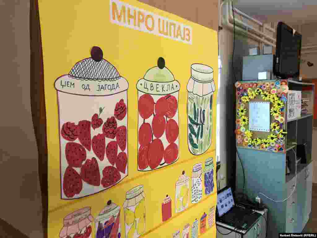 Među njima i Anđela Balać, studentkinja defektologije koja već dve godine dolazi u ovo udruženje. &bdquo;Ono što nas je zadržalo jeste da je u ovom boravku uvek prijatna atmosfera, korisnici su stalno zainteresovani. Oni su dosta samostalni, i to je veliki plus, zato što dosta radimo sa njima, i videli smo da im je često dovoljno samo malo usmeravanja u radu&ldquo;, objašnjava ona. &nbsp;