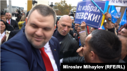 Санкционираният за корупция Делян Пеевски на свикан от неговата формация протест в София