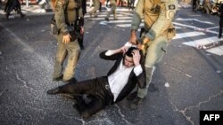 Un bărbat ultra-ortodox târât de forțele de securitate israeliene la un protest împotriva înrolării, pe 19 august 2025, la Kfar Yona.