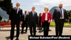 Ukrajinski premijer Denis Šmihal, švajcarski predsjednik Ignazio Cassis, predsjednica Evropske komisije Ursula von der Leyen i predsjednik ukrajinskog parlamenta Ruslan Stefančuk na konferenciji o oporavku Ukrajine u Luganu, Švajcarska, 4. jula 2022. 