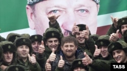 Ramzen KAdirov (u sredini) pozira sa regrutima