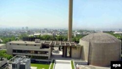 Nedatirana fotografija iz brošure koju je dostavila Iranska organizacija za atomsku energiju prikazuje istraživački reaktor koji se nalazi u Teheranu