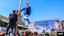 O efigie a premierului israelian Beniamin Netanyahu este atârnată la Teheran, pe 5 aprilie 2024, în timpul funeraliilor pentru șapte membri ai Corpului Gărzii Revoluționare Islamice uciși într-o lovitură în Siria, pe care Iranul a pus-o pe seama Israelului.