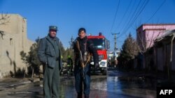 Илустрација: Авганистанскиот персонал за безбедност чува стража на местот на бомбашки напад во Кабул на 22 декември 2020 година. 