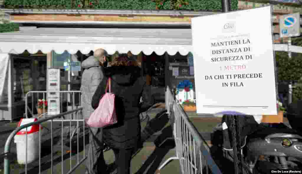 U Napulju je situacija slična, te ljudi čekaju ispred prodavnica kako bi u grupama ušli u radnju. Na znaku upozorenja piše: Održavajte bezbednu razdaljinu od 1 metra od osobe ispred vas. &nbsp;