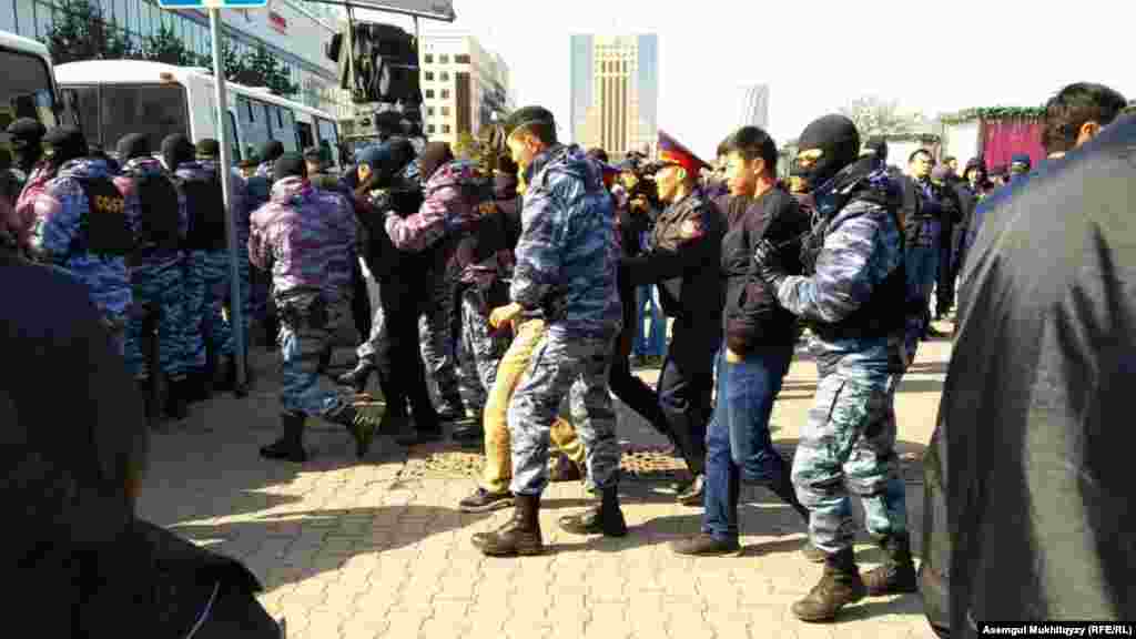 На вопрос корреспондента Азаттыка: &laquo;За что задерживают людей?&raquo; &ndash; полицейский ответил, что &laquo;они нарушили закон&raquo;. Нур-Султан, 1 мая 2019 года.